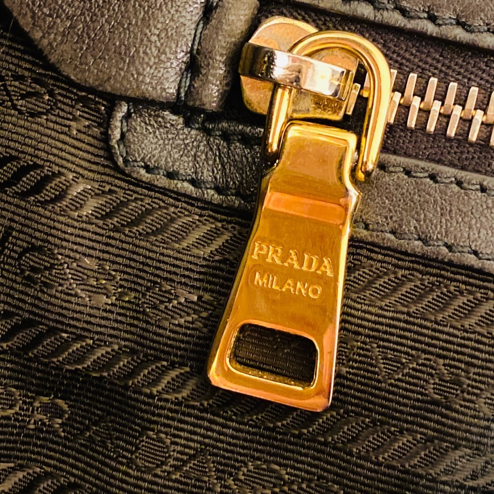 Prada tote - Picture 4 of 16
